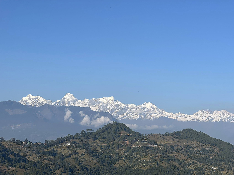 What are the top-rated hotels and trekking agencies in the Ganesh Himal region?